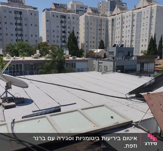 גג עם יריעות איטום, כבלים ולוחות זכוכית